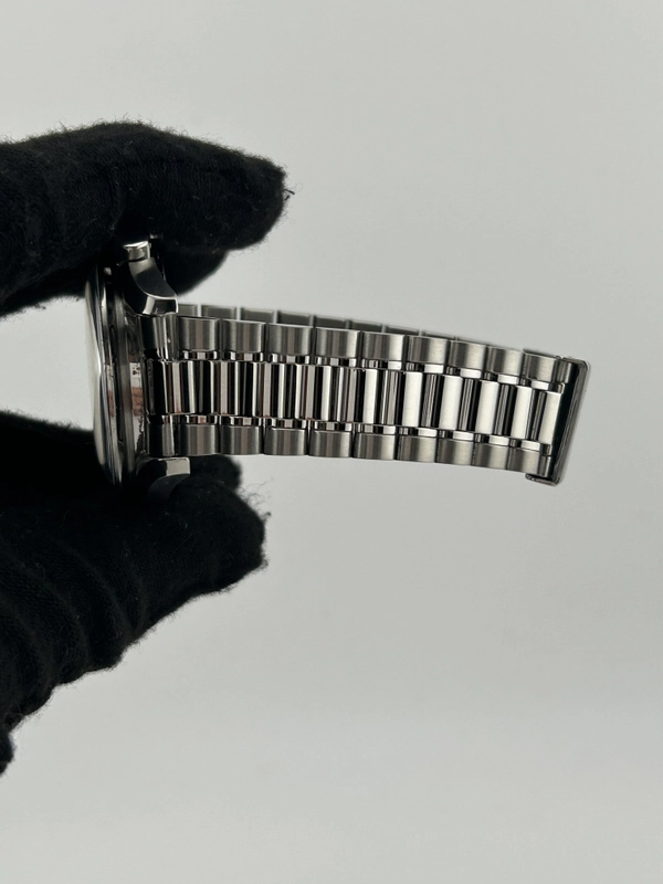 Omega Speedmaster Reduced Black Dial on Stainless Steel Bracelet Ref. 3510.50 view 5