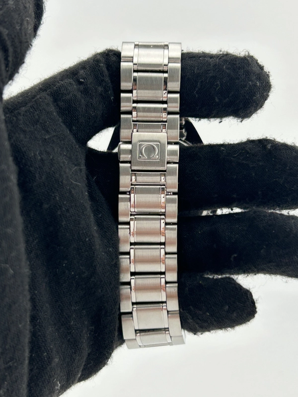 Omega Speedmaster Black Dial on Stainless Steel Bracelet Ref. 3513.50.00 view 4