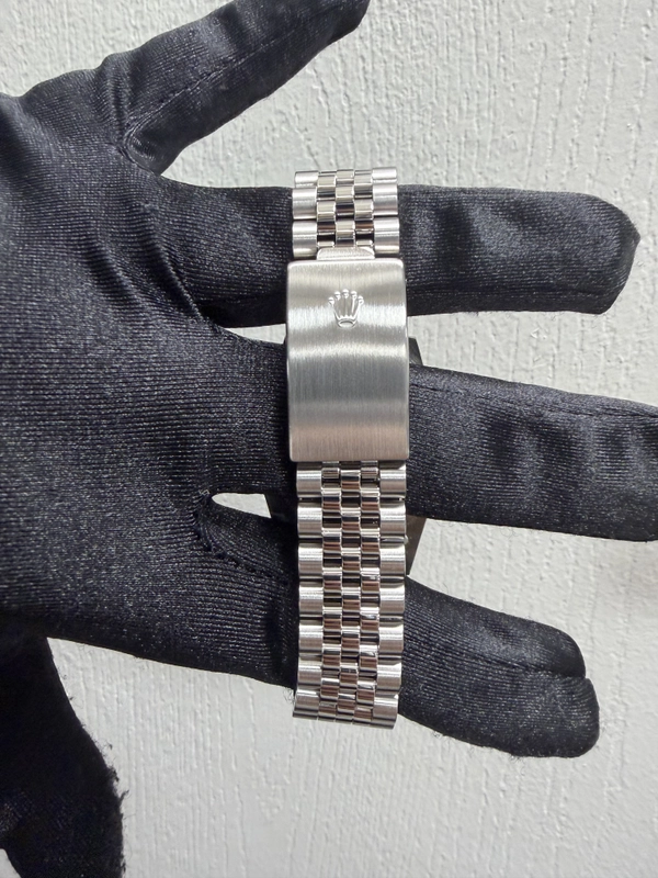 Rolex Datejust Silver Stick Dial on Jubilee Ref. 16220 1988 view 3