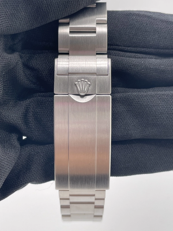 Rolex Submariner No-Date Black Dial on Oyster Ref. 124060 Card 2021 view 4