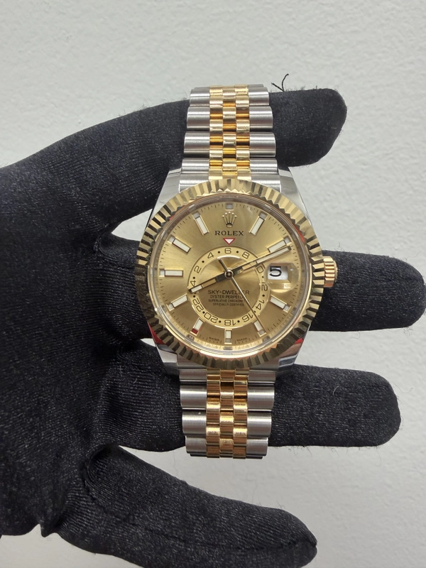 Rolex SkyDweller Champagne Dial on Jubilee Ref. 326933 Card 2021 view 2