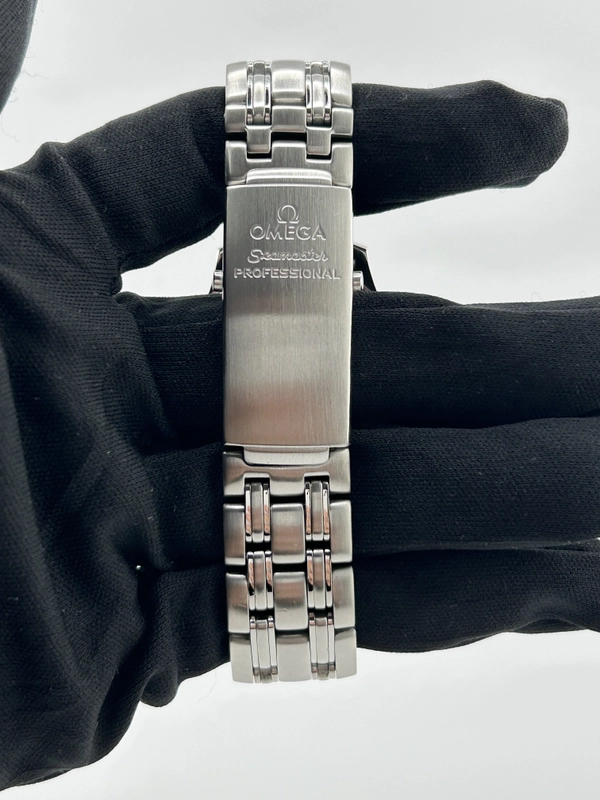 Omega Seamaster Professional 300M Dark Blue Dial on Stainless Steel Bracelet Ref. 2561.80 view 4