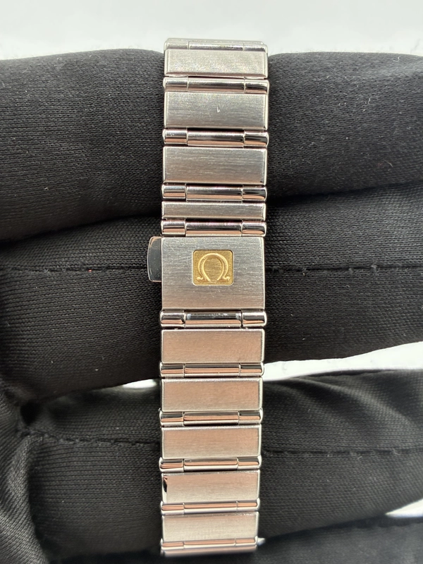 Omega Constellation White Dial on Stainless Steel Bracelet Ref. 1562.3 view 4