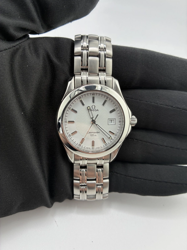 Omega Seamaster 120 M Silver Dial on Stainless Steel Bracelet Ref. 2511.21 view 3