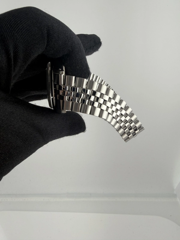 Rolex Datejust Silver Dial on Jubilee Folded Ref. 1600 1969 view 4
