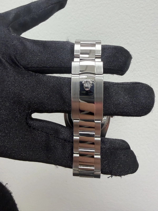 Rolex Oyster Perpetual Date Silver Stick Dial on Oyster Ref. 115210 Card 2009 view 3
