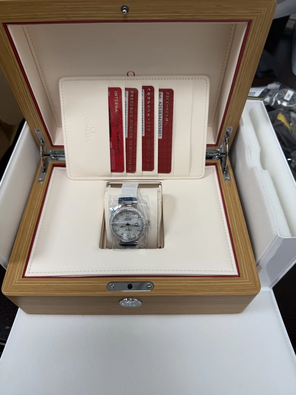 Omega De Ville Ladymatic Omega Co-Axial White Diamond Dial on Leather Strap Ref. 425.38.34.20.55.001 Card Open Date view 6