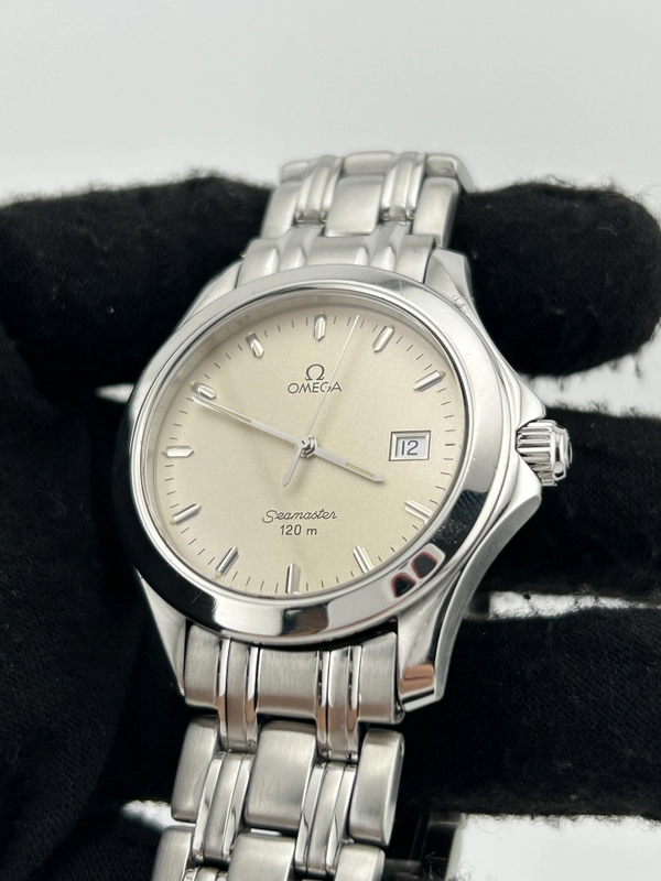 Omega Seamaster 120m Silver Dial on Stainless Steel Bracelet Ref. 2511.30 view 3