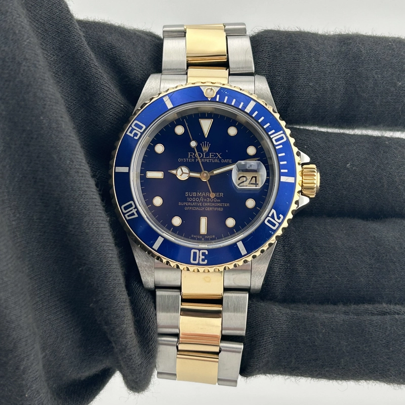 Rolex Submariner Blue Dial on Oyster Ref. 16613 Papers 2001 view 2