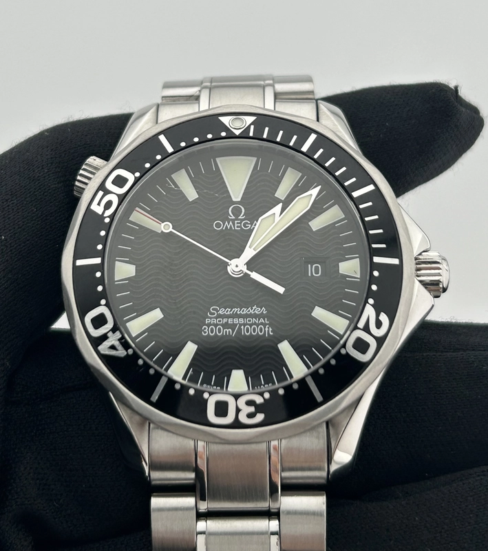 Omega Seamaster Black Wave Motif Dial on Stainless Steel Bracelet Ref. 2264.50.00 view 3