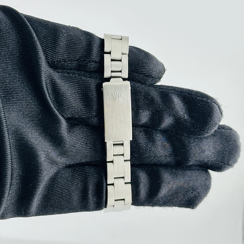 Rolex Oyster Perpetual Date Silver Linen Stick Sigma Dial on Oyster Bracelet Ref. 6916 1973 view 3
