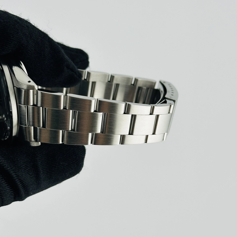 Rolex Oyster Perpetual Date Silver Stick Dial on Oyster Bracelet Ref. 15010 1983 view 4
