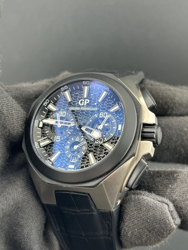 Girard Perregaux Sea Hawk Black Dial on Black Rubber Band Ref. 49971 Complete view 3
