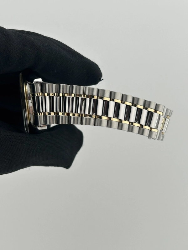 Omega Speedmaster Classic Gold Roman Numerals Dial on 2 Tone Yellow Gold / Stainless Steel Bracelet Ref. 3300.10 view 5