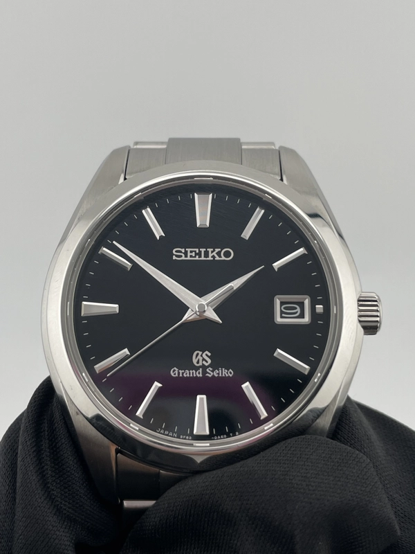 Seiko Heritage Collection Black Dial on Stainless Steel Bracelet Ref. SBGV023 view 3