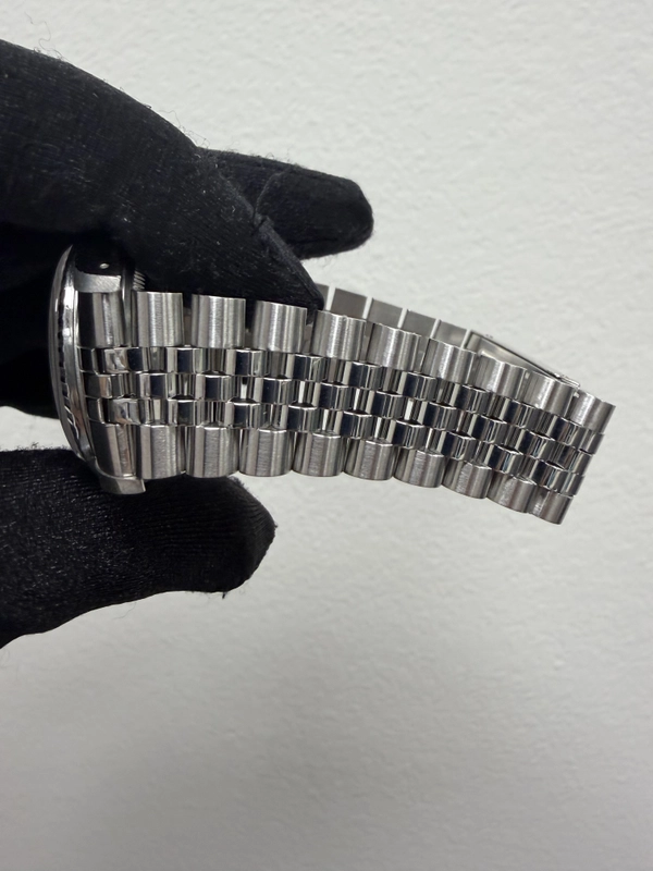 Rolex Datejust Silver Stick Dial on D Link Jubilee Ref. 16220 1988 view 4