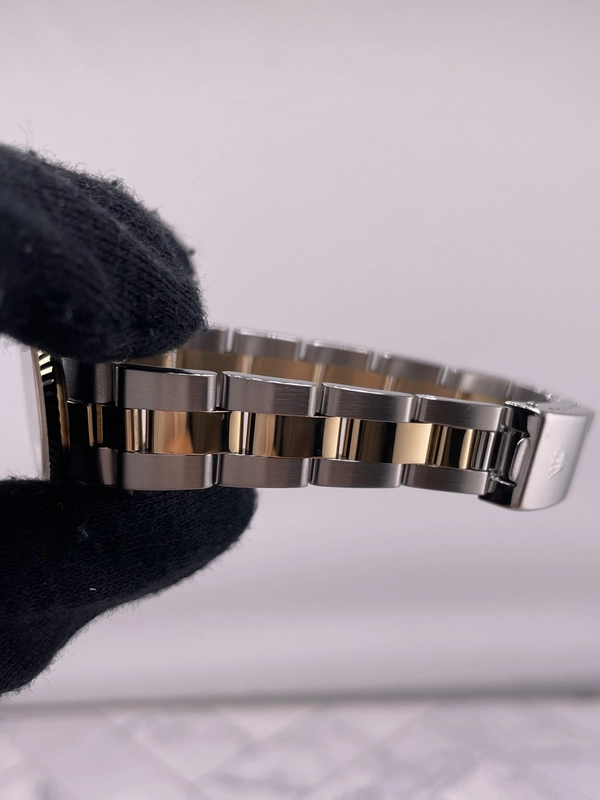 Rolex Oyster Perpetual Champagne Dial on Oyster Ref. 76193 1999 view 4