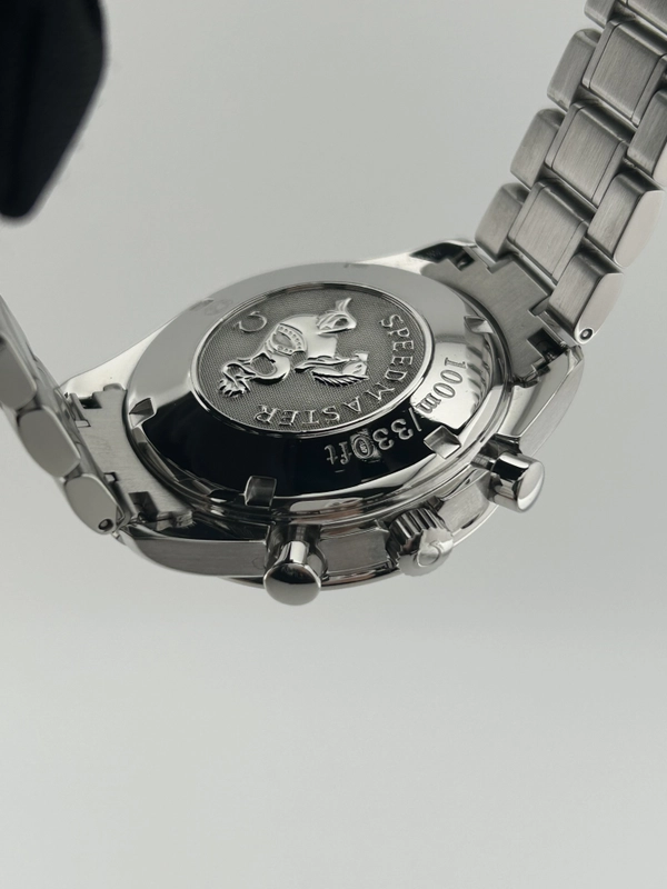 Omega Speedmaster Date Black Dial on Stainless Steel Bracelet Ref. 3210.50 view 7