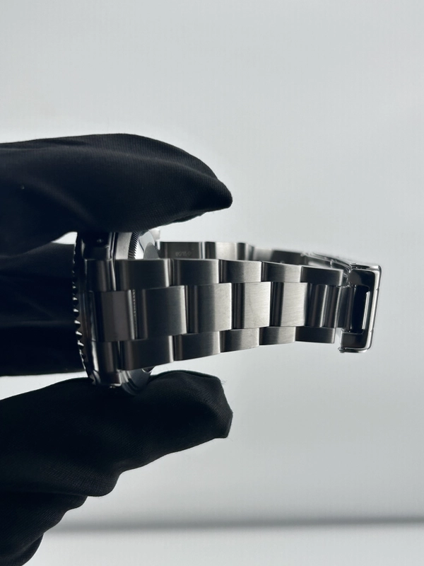 Rolex Submariner No Date Black Dial on Oyster Ref. 14060 Card view 5