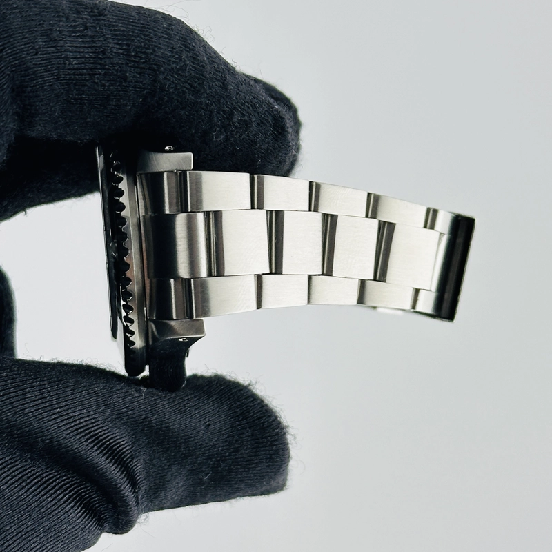 Rolex Sea-Dweller Black Dial on Oyster Bracelet Ref. 16600 2000 view 5
