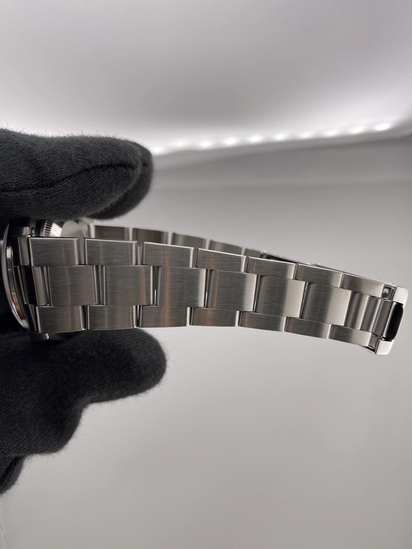 Rolex Air-King Silver Dial on Oyster Bracelet Ref. 14000M 2002 view 5