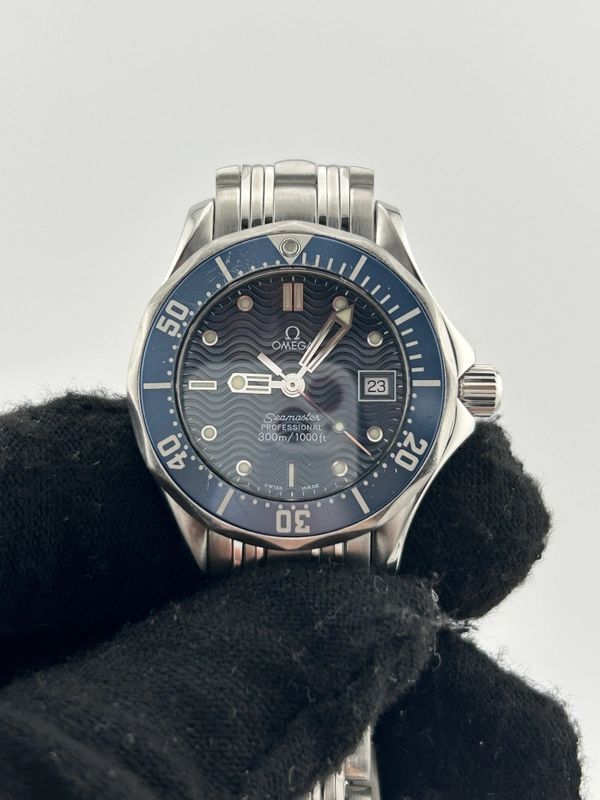 Omega Seamaster Blue Wave Motif Dial on Stainless Steel Bracelet Ref. 2583.80.00 Card 2013 view 3