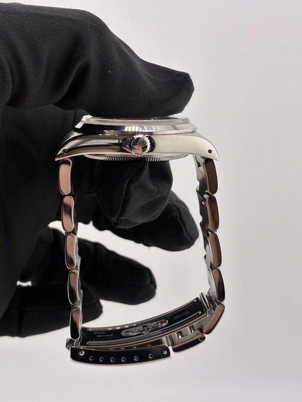 Rolex Air-King Silver Dial on Oyster Bracelet Ref. 14000 1991 view 5