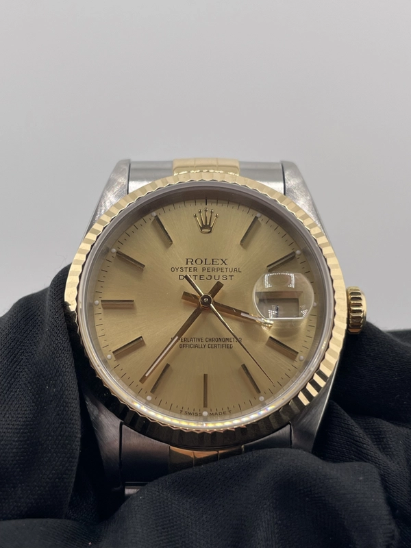 Rolex Datejust 36 Champagne Stick Dial on Jubilee Ref. 16233 Open Date view 3