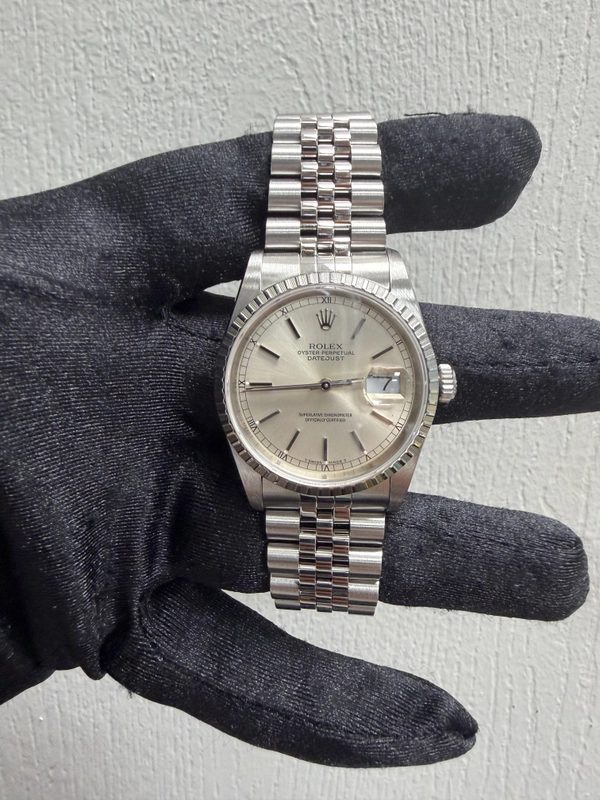 Rolex Datejust Silver Stick Dial on Jubilee Ref. 16220 1988 view 2