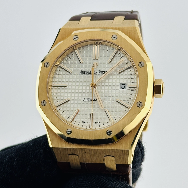 Audemars Piguet Royal Oak Selfwinding White Dial on Leather Strap Ref. 15400OR.OO.D088CR.01 Card 2019 view 3