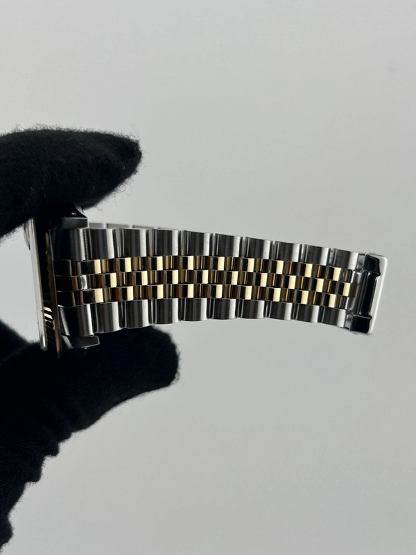 Rolex Datejust 36 Champagne Stick Dial on Jubilee Ref. 16233 Papers 1989 view 5